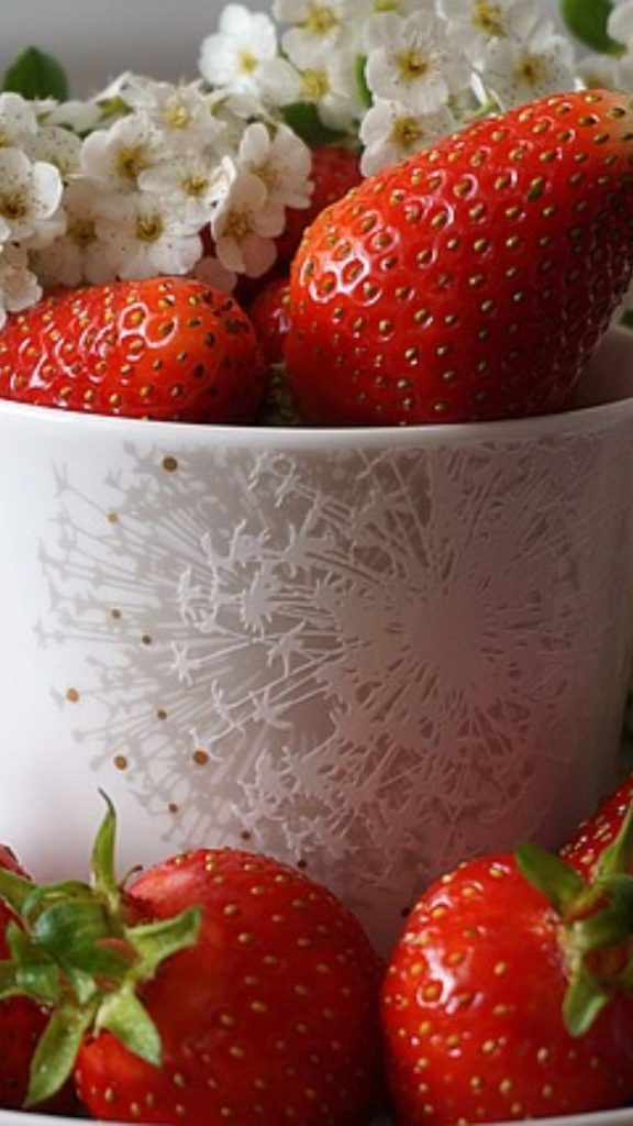 Aesthetic white strawberry bowl filled with strawberries and white flowers strawberry phone wallpaper