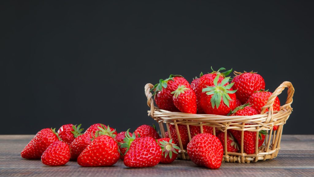 Beautiful strawberry basket_strawberry wallpaper for laptop
