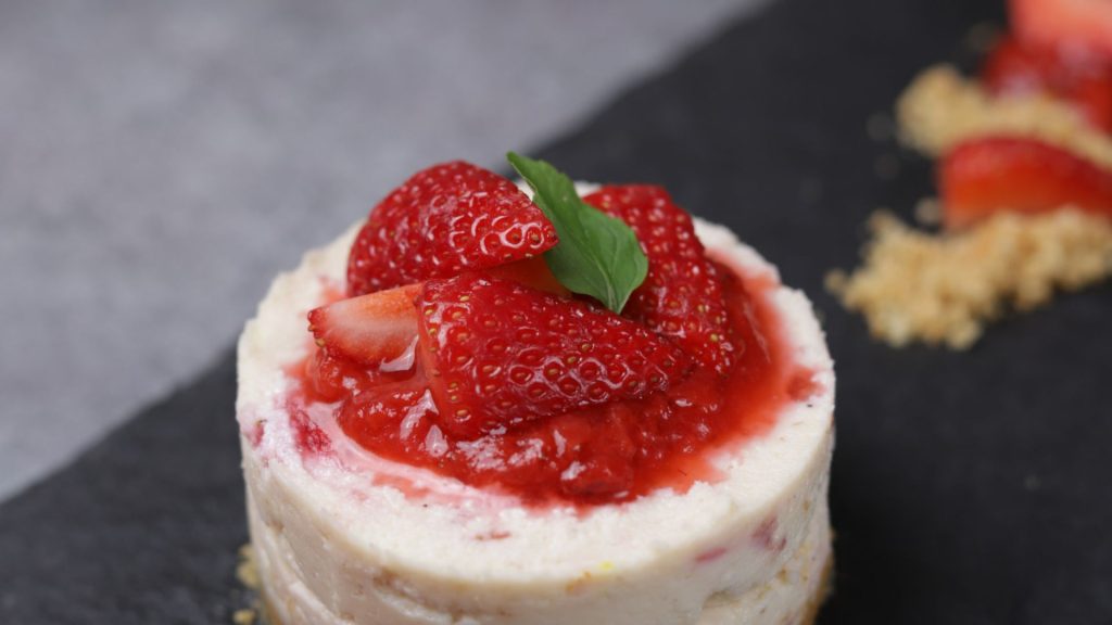 Cheese cake with strawberry on top with blurred background strawberry desktop wallpaper
