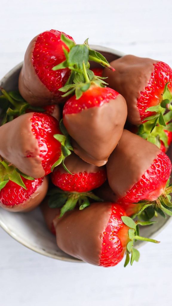 Chocolate dip strawberry wallpaper