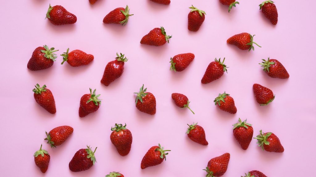 Fresh red strawberries on pink background strawberry desktop wallpaper