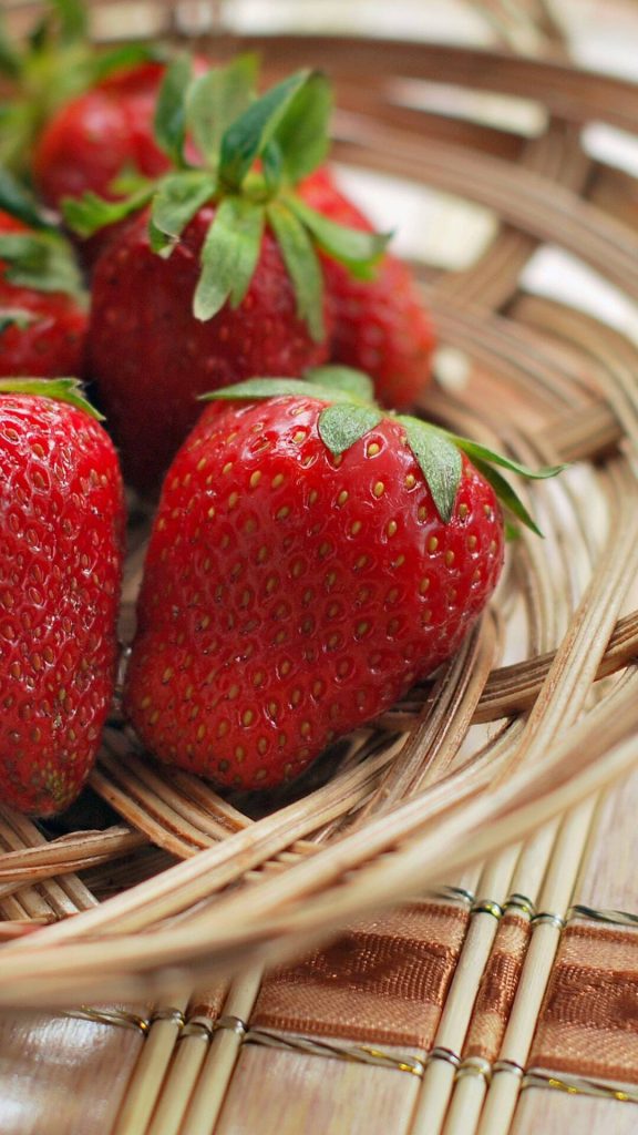 Fresh strawberry basket strawberry wallpaper