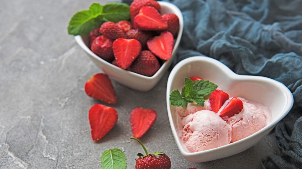 Ice cream in heart shaped cups with strawberries_strawberry wallpaper for laptop