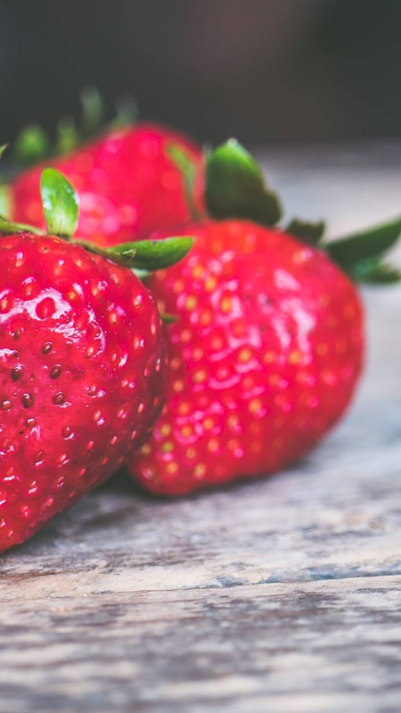 Plump strawberries strawberry wallpaper