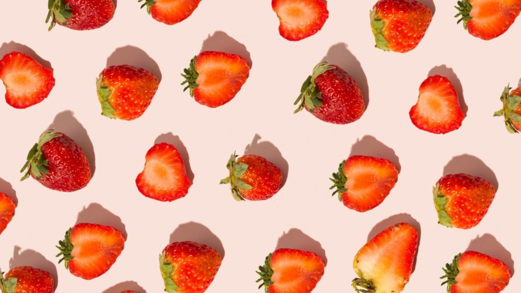 Red juicy strawberries with pink background strawberry desktop wallpaper