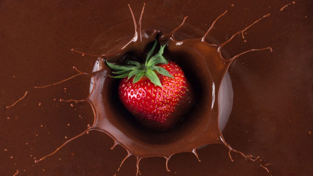 Red juicy strawberry with splashing background strawberry desktop wallpaper