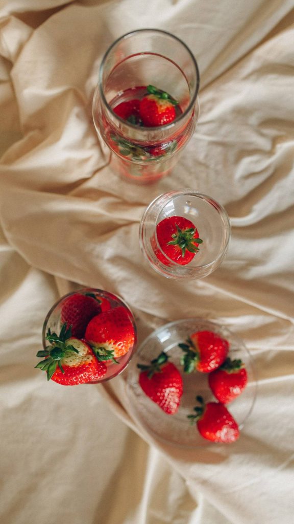 Refreshing look strawberry wallpaper