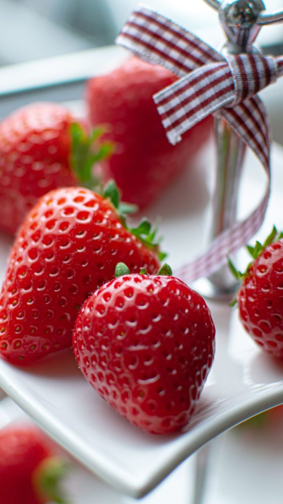 Strawberries in bow knotted cake tray strawberry phone wallpaper