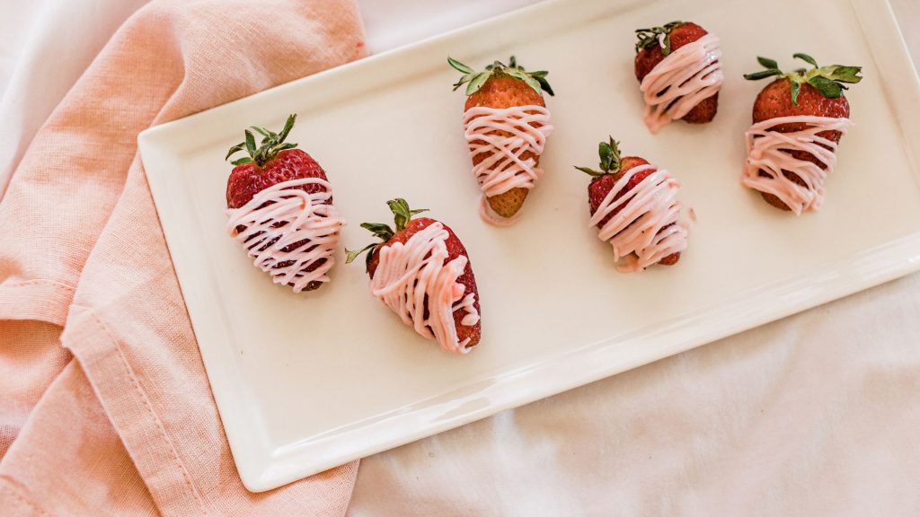 Truffle strawberries with cream and pink background strawberry desktop wallpaper