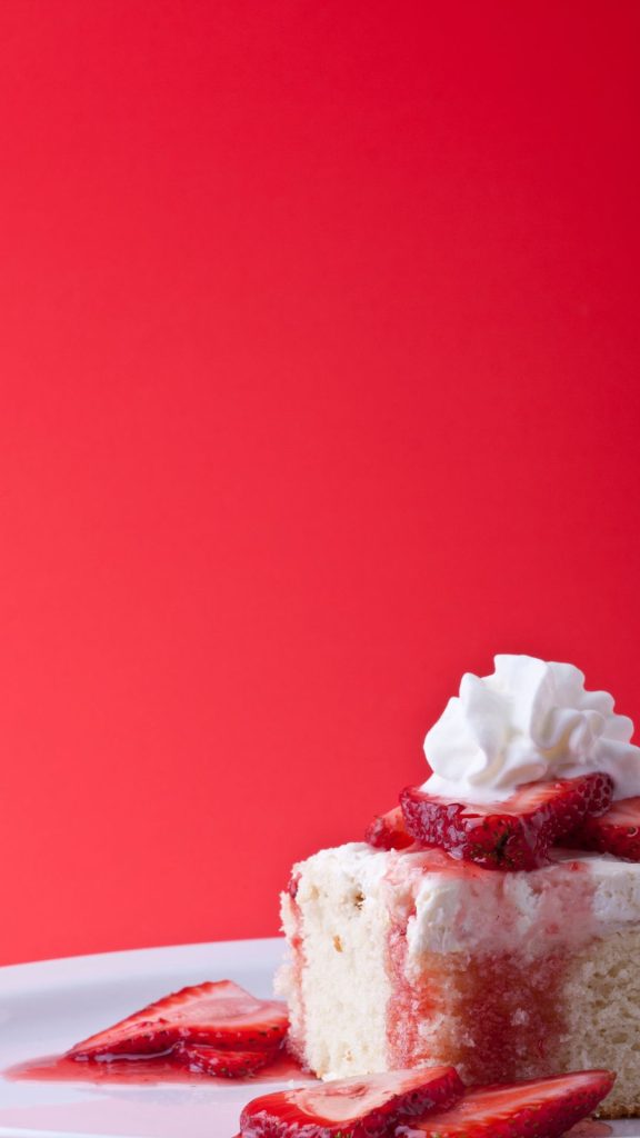 Cake with strawberries and strawberry sauce with dark pink background strawberry shortcake wallpaper