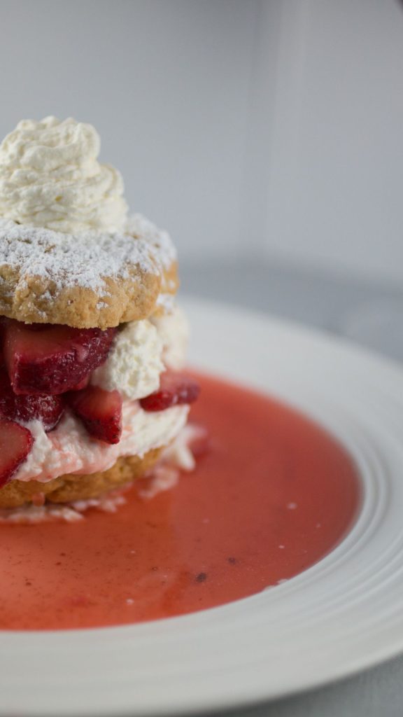 Cookies with strawberries and cream in plate with strawberry sauce strawberry shortcake wallpaper