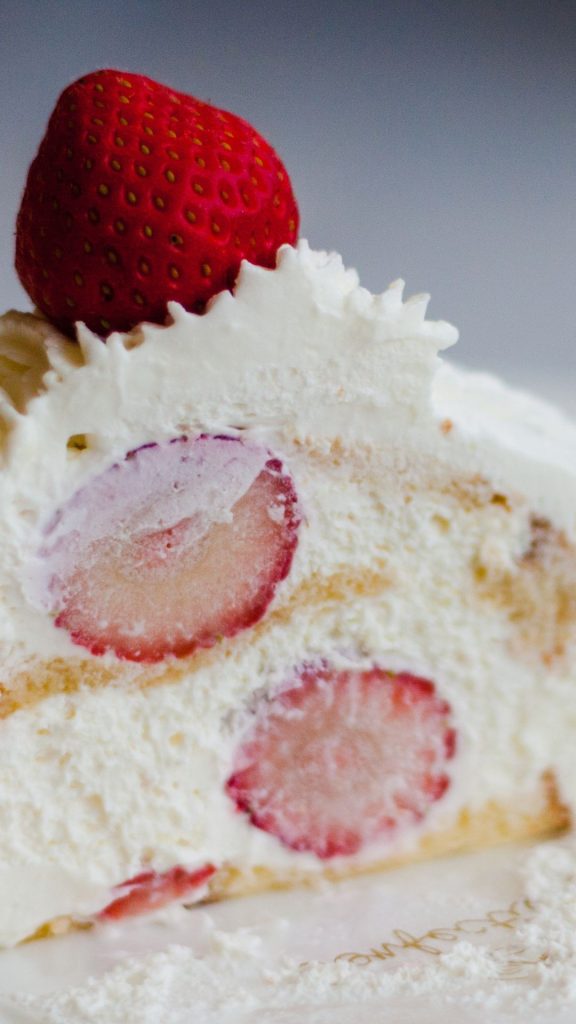 Rolled shortcake with cream and strawberry stuffing with strawberry on top strawberry shortcake wallpaper