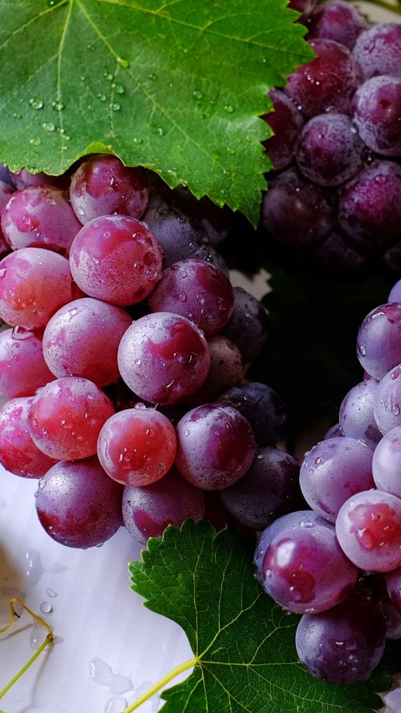 Cool & refreshing purple grapes wallpaper