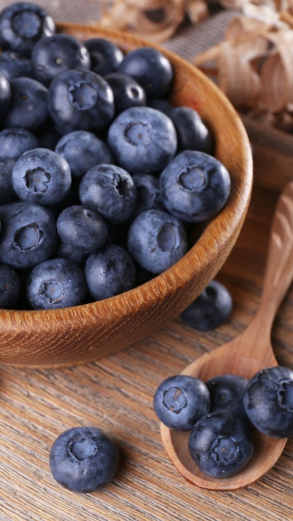 Dark wooden bowl blueberry wallpaper