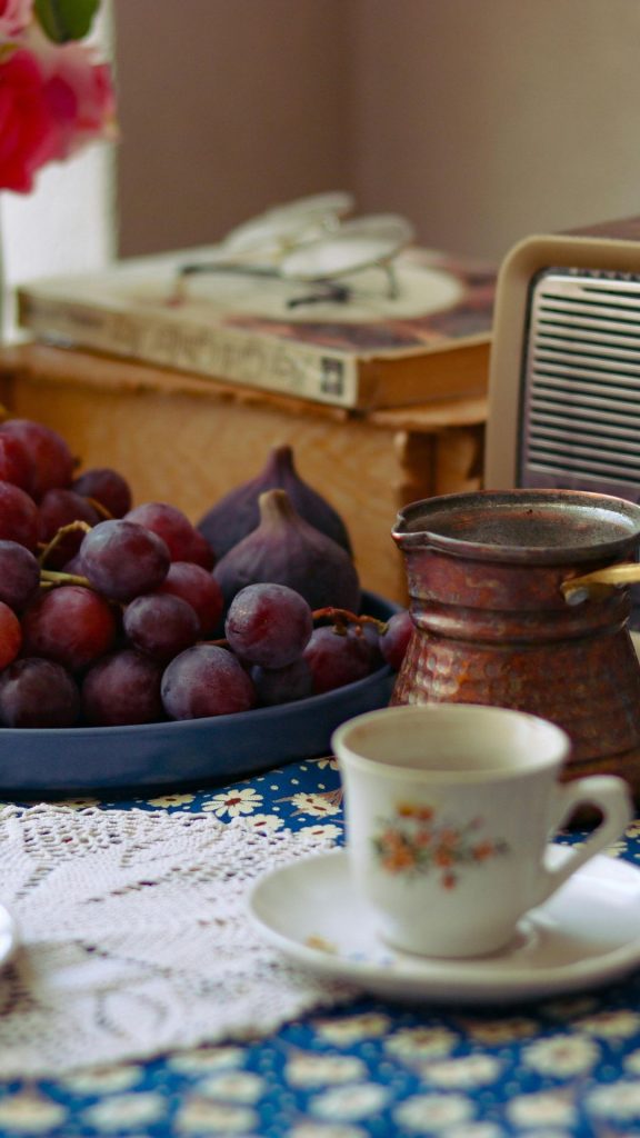 Decorative purple grapes wallpaper