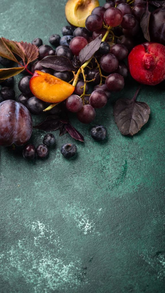 Fruity purple grapes wallpaper