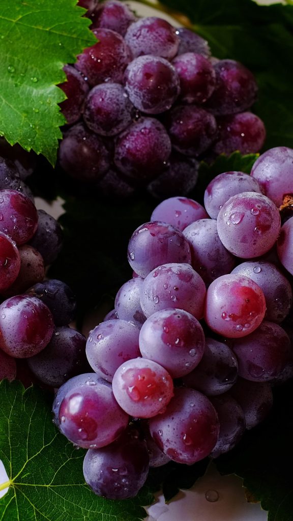 Leafy purple grapes wallpaper