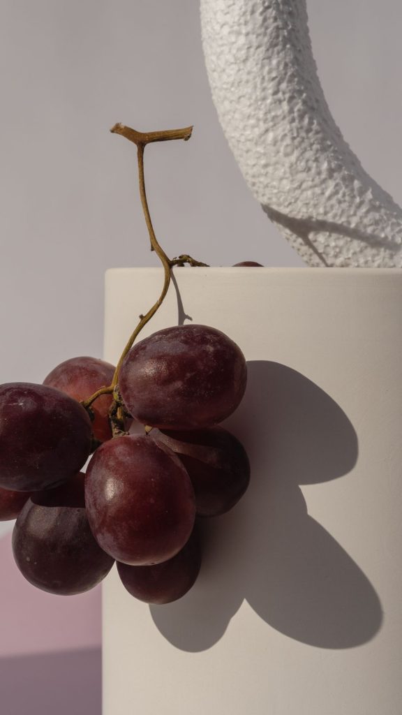 Minimal purple grapes wallpaper