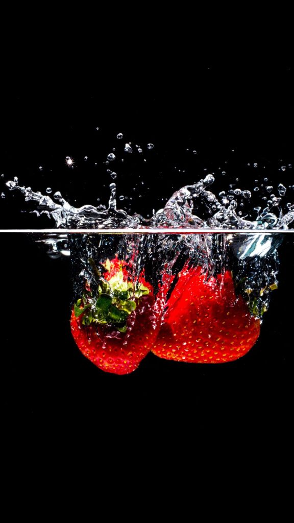Strawberries with splashing water beautiful strawberry wallpapers