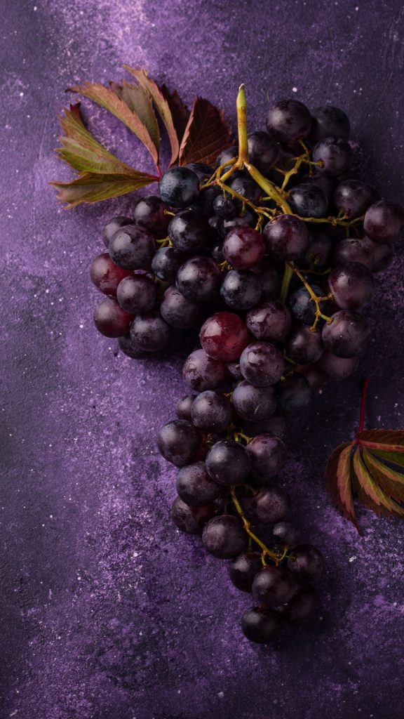 Vibrant purple grapes wallpaper