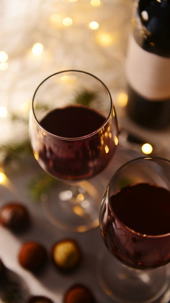 Vine glass purple grapes wallpaper