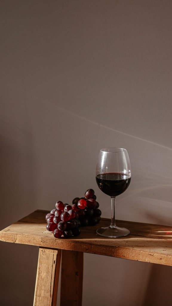 Vintage purple grapes wallpaper