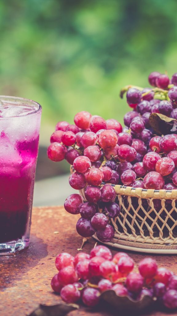 Vintage theme cute purple grapes wallpaper