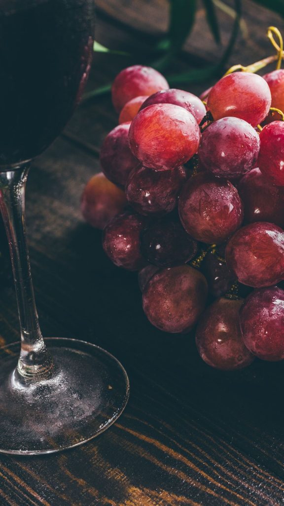 Vintage theme purple grapes wallpaper