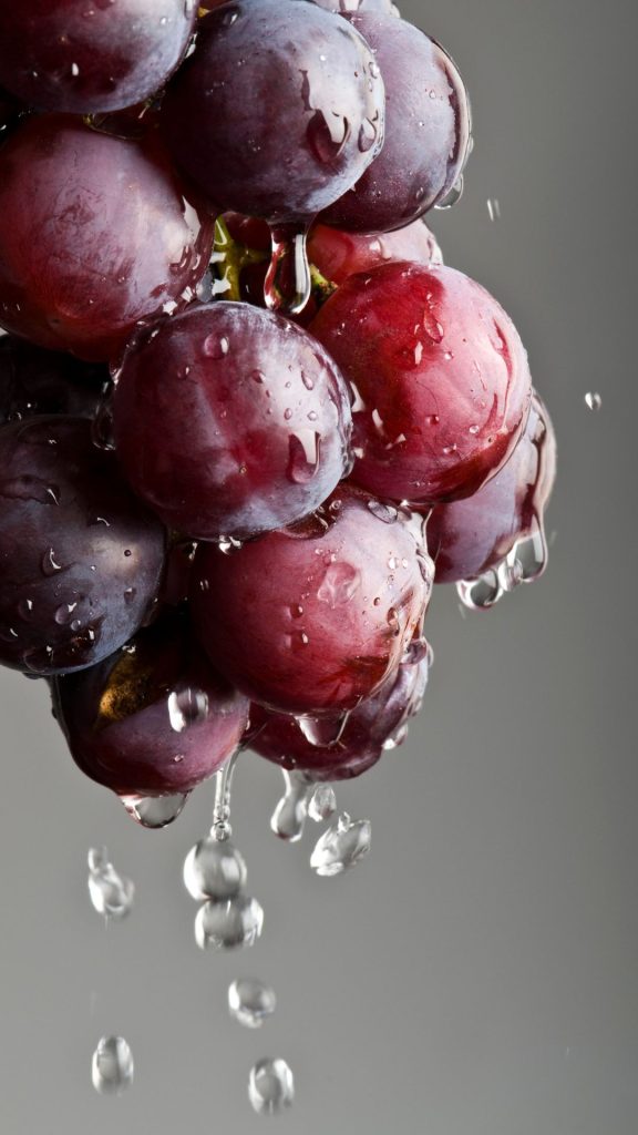 Watery purple grapes wallpaper