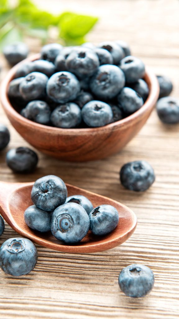 Wooden bowl blueberry wallpaper