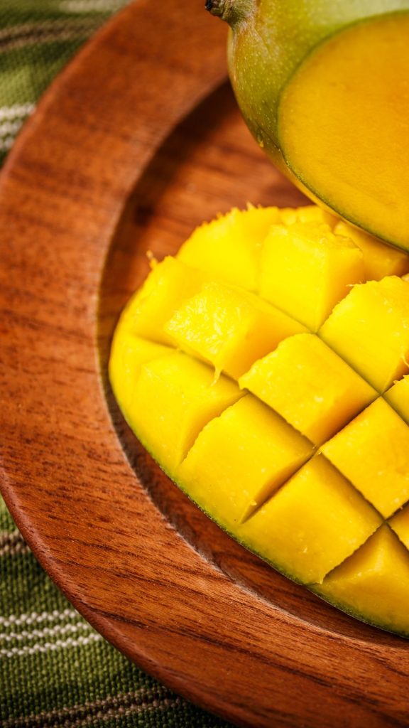 Wooden plate mango wallpaper