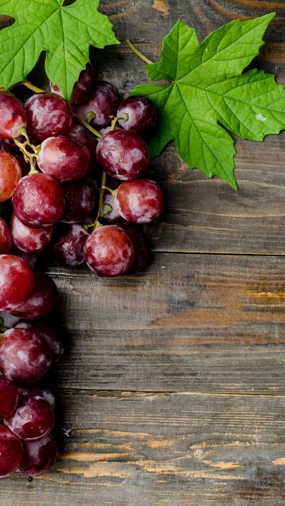 Wooden purple grapes wallpaper